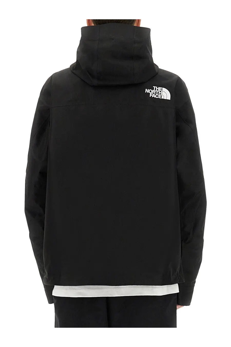 The north face men’s hooded jacket in black features a white logo and contrasting white trim at the hem for mountain use