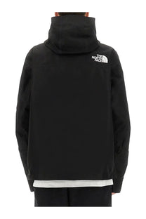 The north face men’s hooded jacket in black features a white logo and contrasting white trim at the hem for mountain use