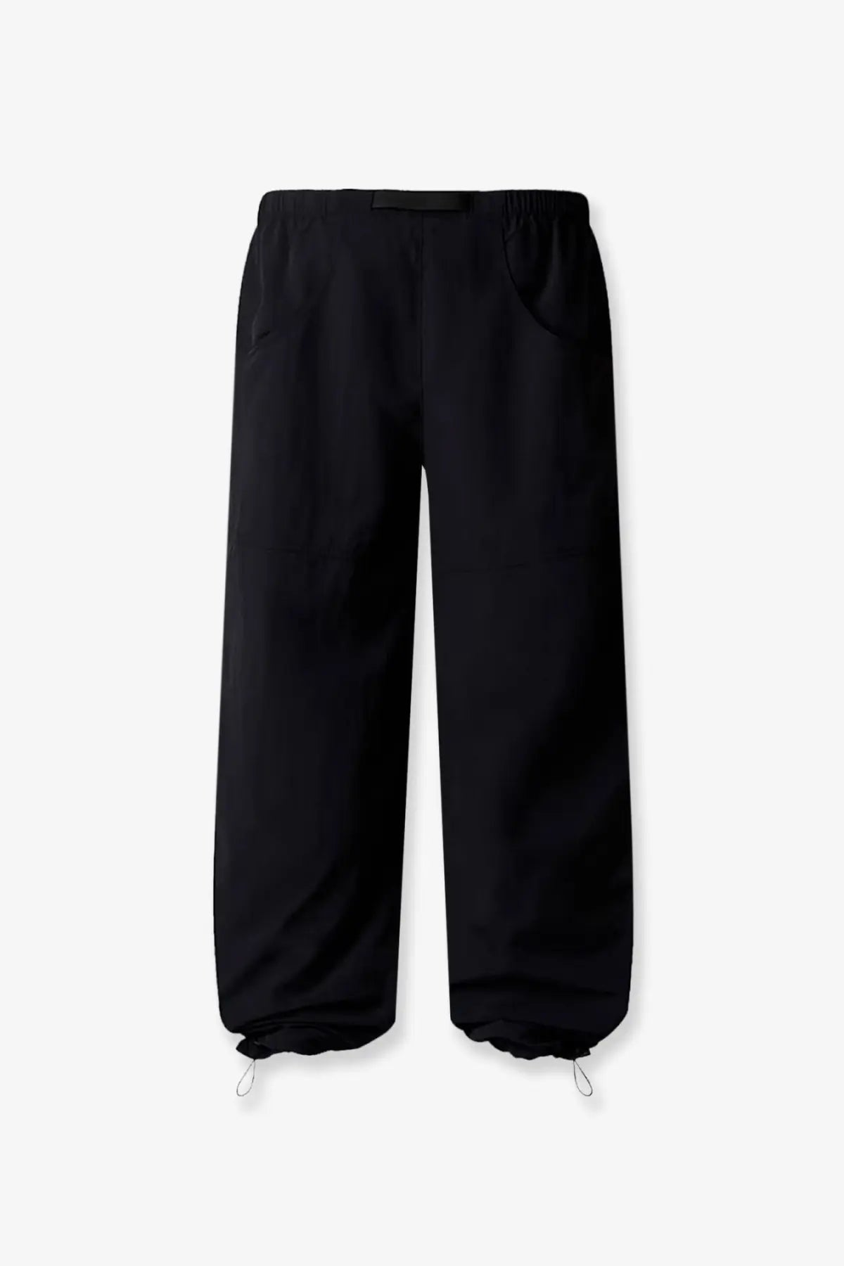 The North Face men’s nylon trousers in black feature a loose fit elastic waistband and drawstring cuffs