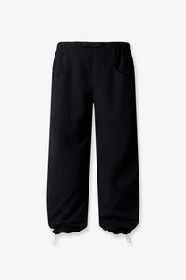 The north face men’s black nylon trousers feature loose fit elastic waistband and drawstring cuffs for comfort