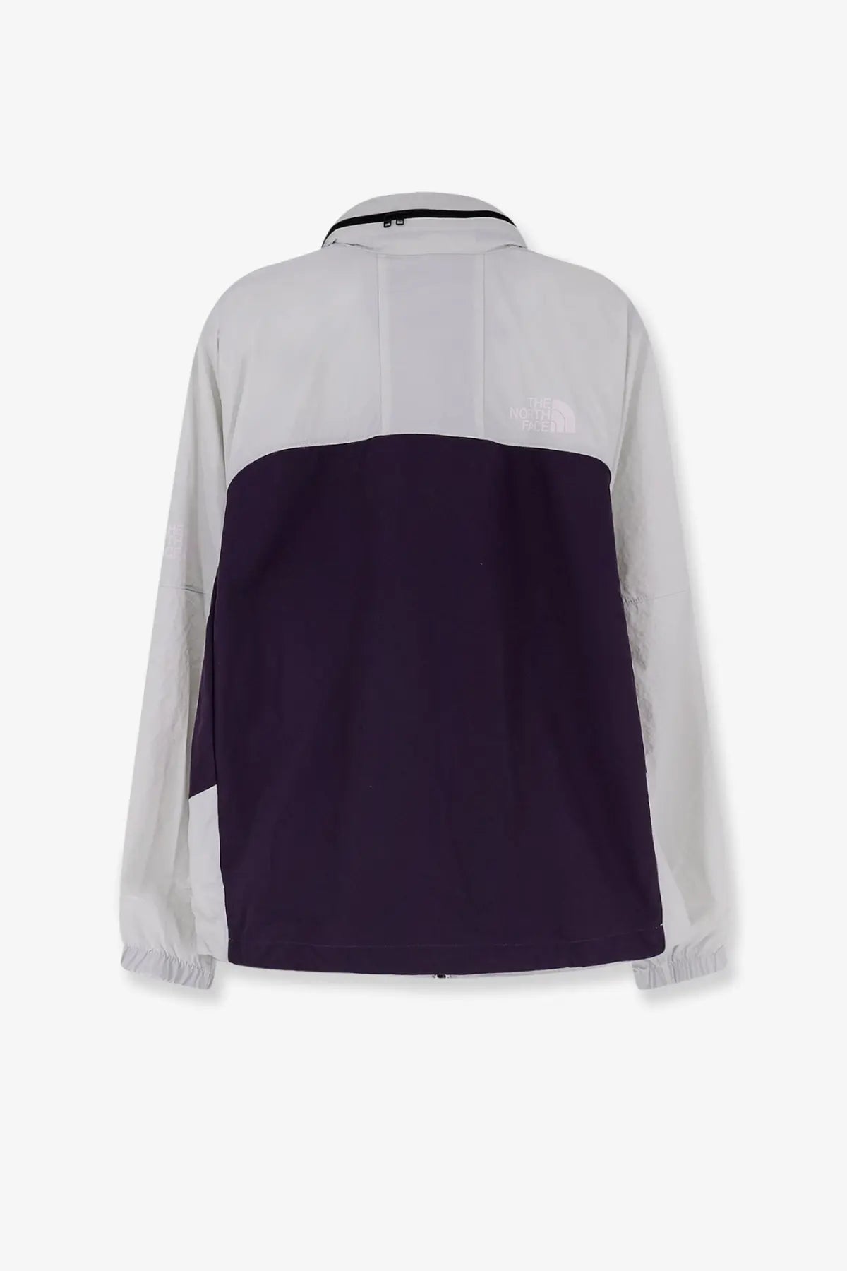 The North Face men’s relaxed fit jacket features a two-tone light gray and navy synthetic fabric design