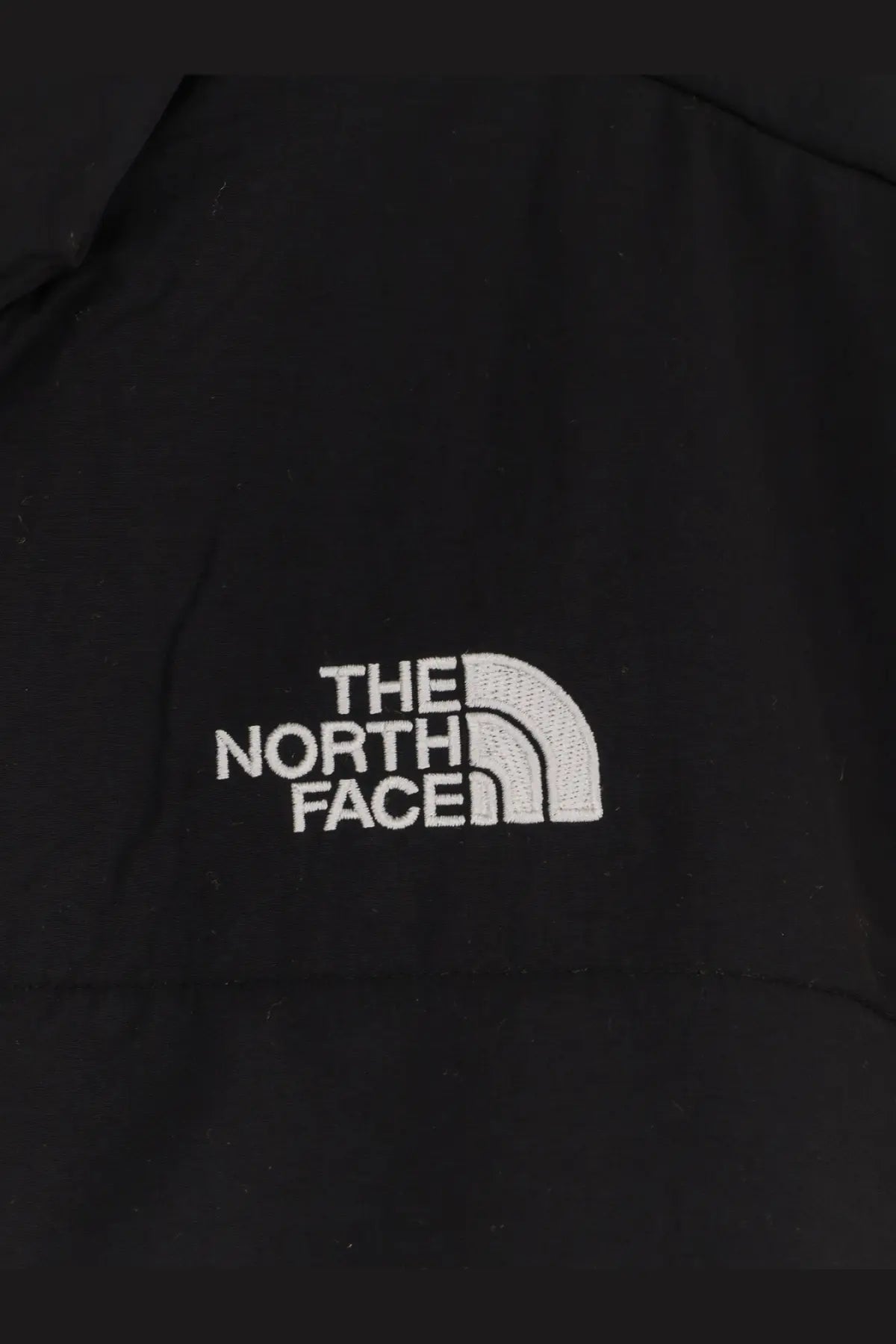 The north face men’s retro denali jacket in black with white embroidered logo on fleece material