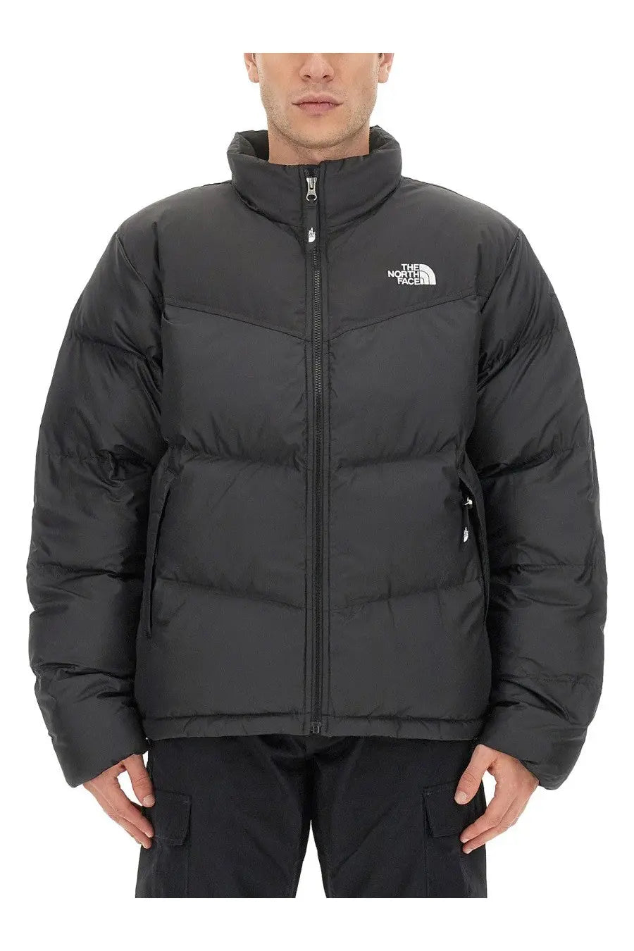 The North Face men’s Saikuru jacket black is a quilted puffer jacket with the logo on the chest for cold weather