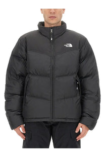 The North Face men’s Saikuru jacket black is a quilted puffer jacket with the logo on the chest for cold weather