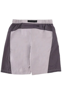 The back side of The North Face men’s Con Cintura grey shorts features gray checkered fabric with a light gray panel and elastic waistband