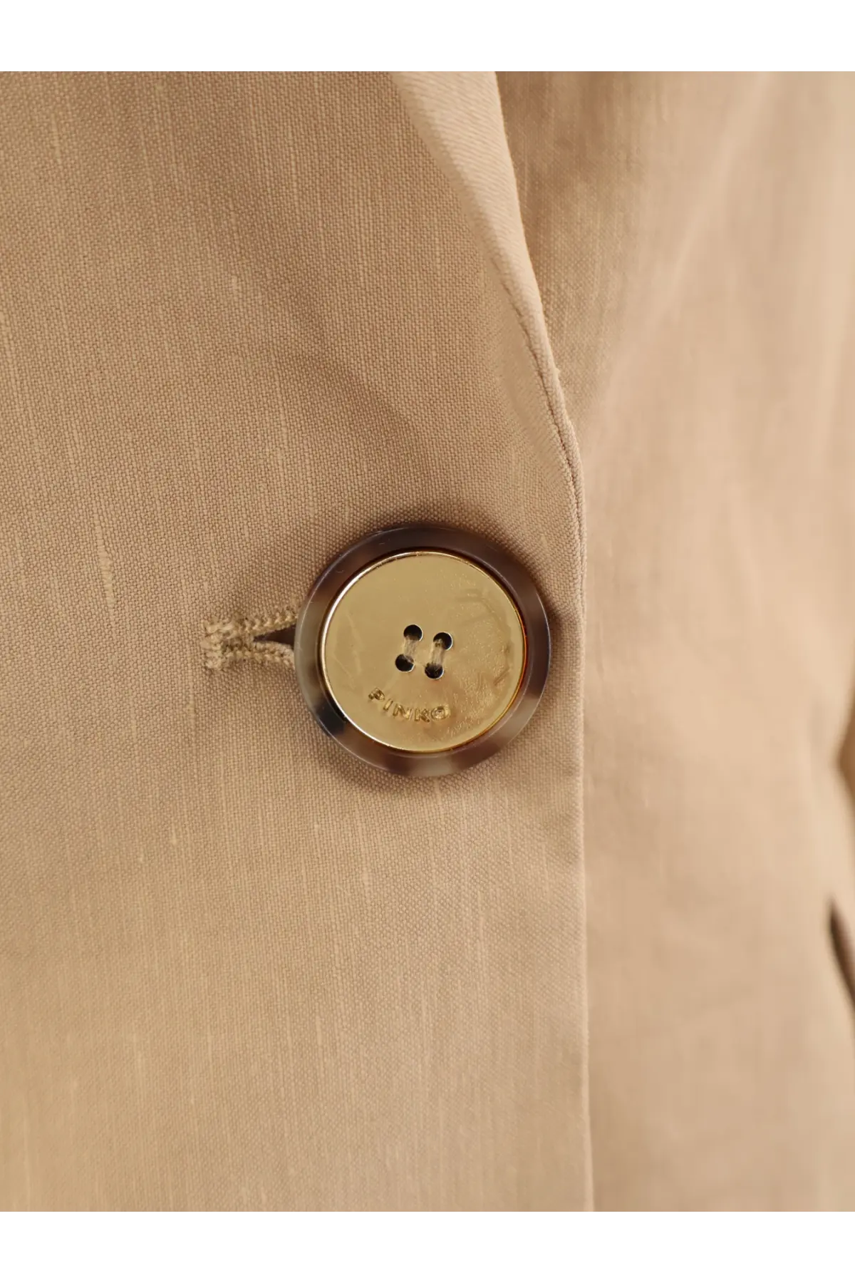 A round gold-toned button with tortoiseshell rim sewn on beige fabric of pinko womens freda linen and viscose blazer