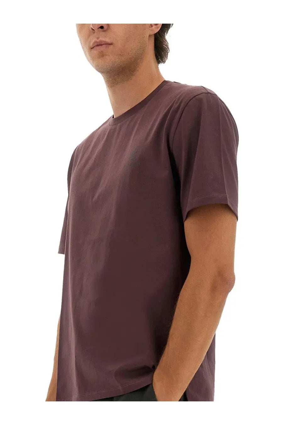 Premiata men’s shirt red is a sleek deep burgundy short-sleeved t-shirt with a simple crew neck and smooth fabric