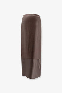 R2W women’s amora linen skirt brown is a sleek chocolate brown satin midi skirt with smooth flowing drape and seam detailing