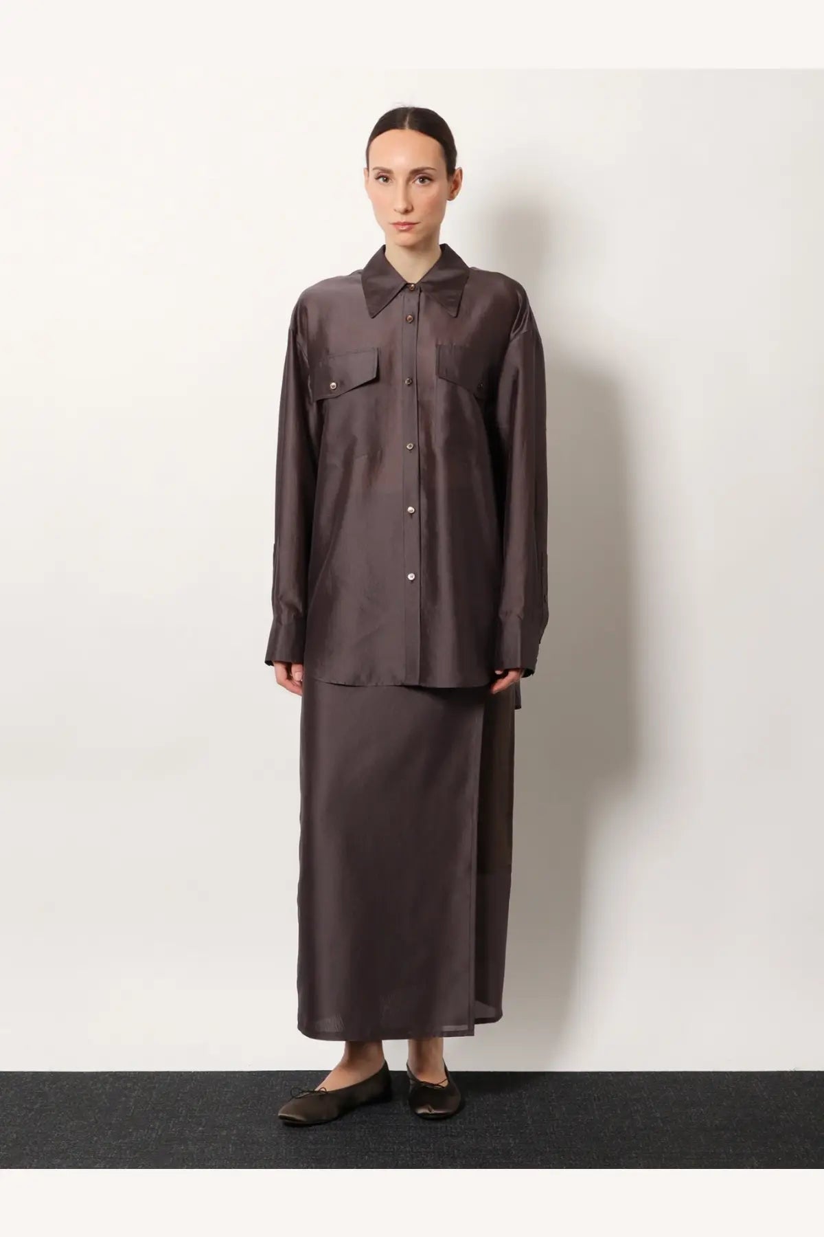 R2W women’s Amora organza shirt brown made of sleek dark brown satin with classic collar and button-down front