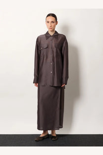 R2W women’s Amora organza shirt brown made of sleek dark brown satin with classic collar and button-down front
