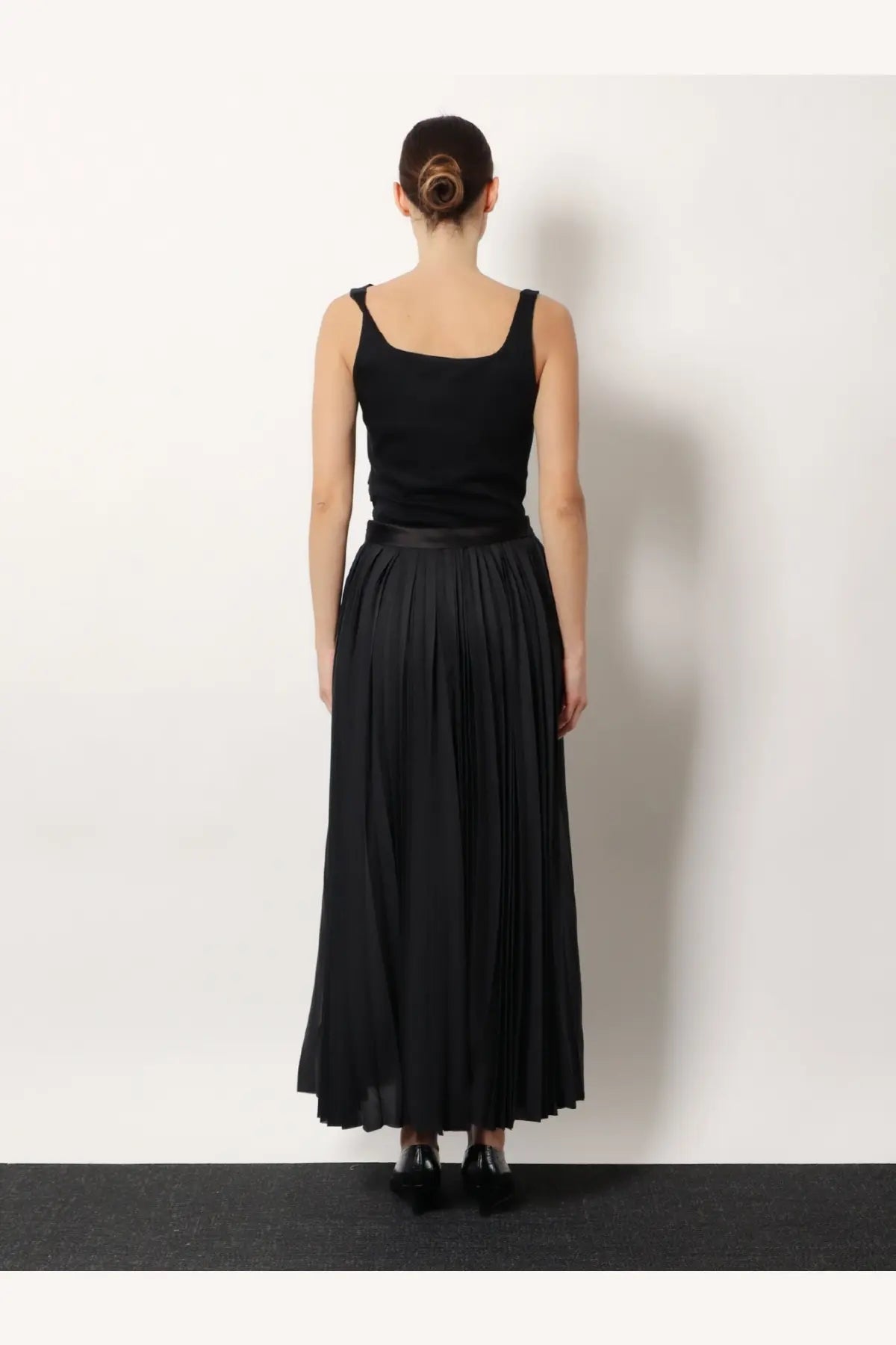 R2W women’s Arissto black pleated maxi skirt with satin waistband made from lightweight fabric for elegant wear