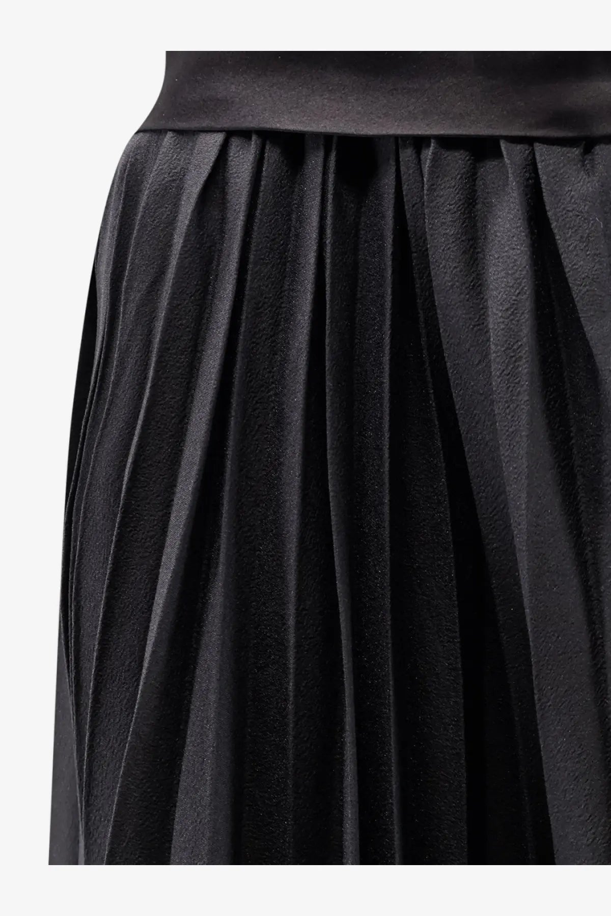 R2W women’s Arissto black pleated skirt with smooth slightly textured fabric and fitted waistband