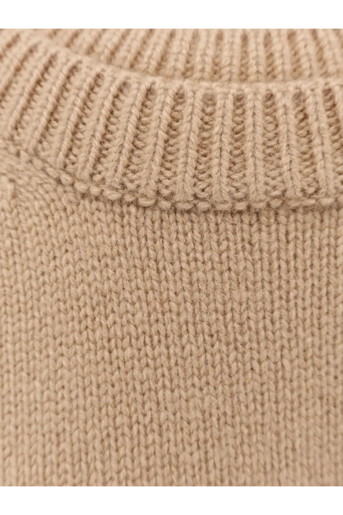R2W women’s Nicolas beige wool and cashmere sweater with ribbed neckline and textured knit pattern