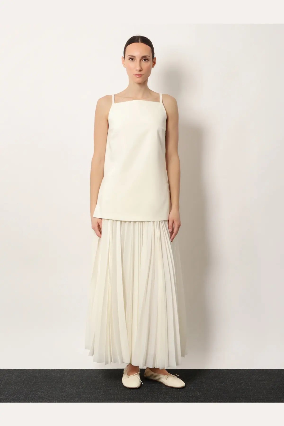 R2w women’s tinta square neck top white minimalist off-white sleeveless top with thin straps and square neckline