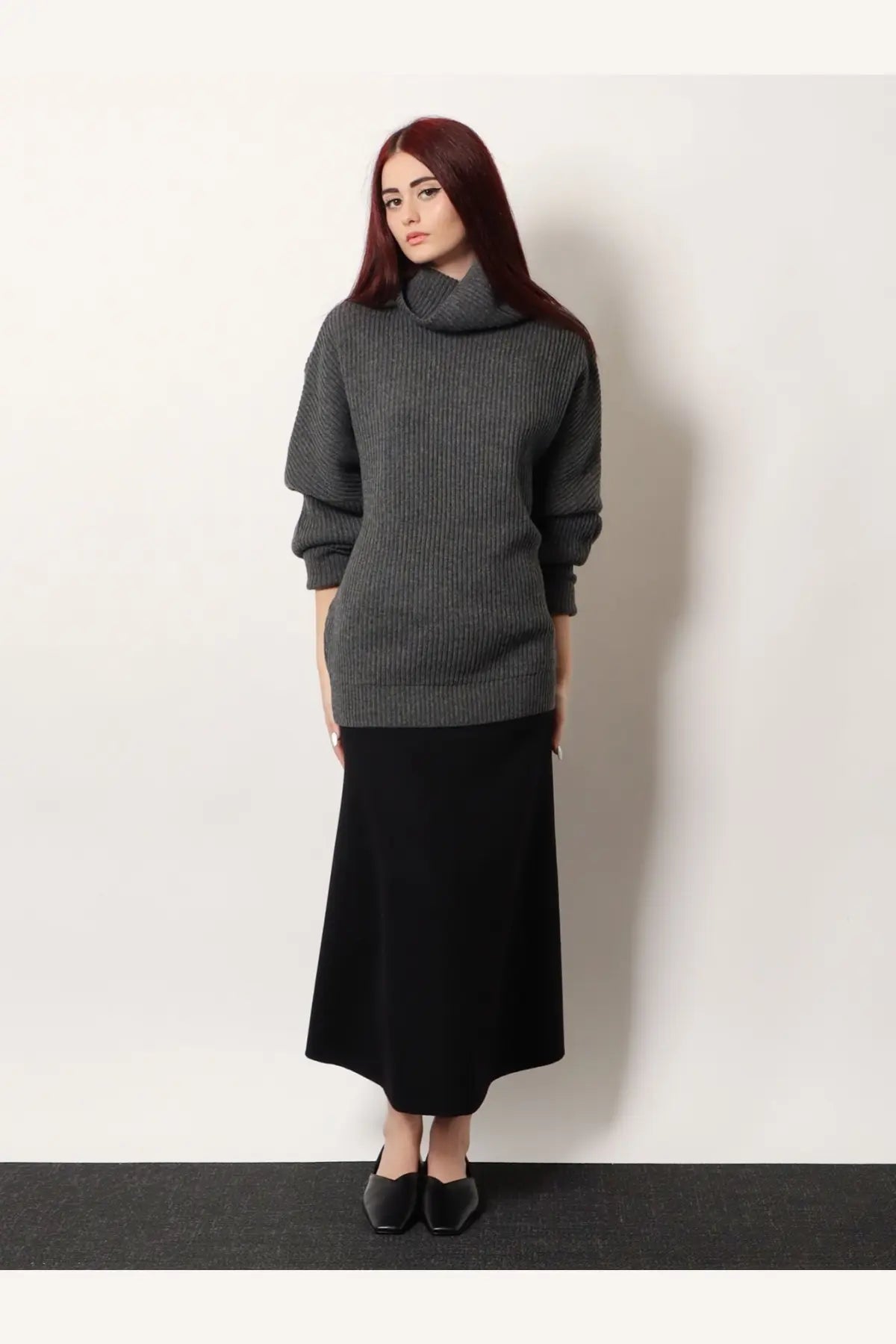 R2w womens dark gray ribbed wool and cashmere turtleneck sweater with long sleeves