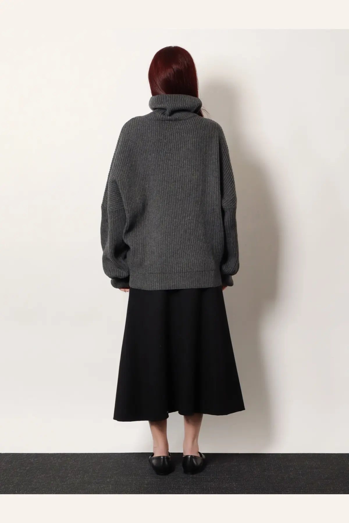 Gray ribbed knit turtleneck sweater for women made of wool and cashmere by R2W in a soft grey color