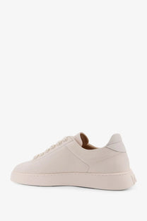 Cream-colored suede low-top Reference men’s The Cassetta leather sneaker with minimalist design and matching laces