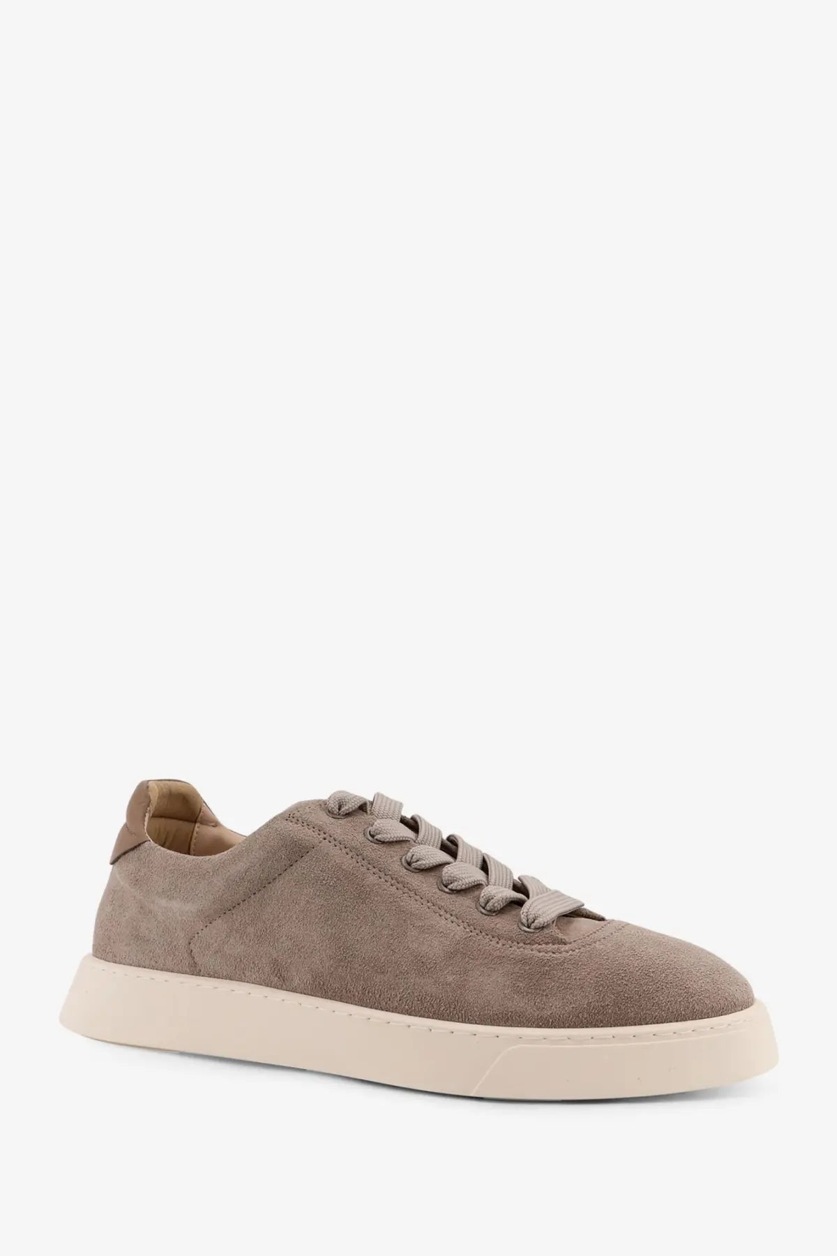 Reference men’s the Cassetta suede sneakers beige featuring low-top design, beige suede, matching laces, and cream rubber sole