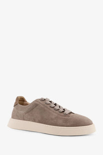 Reference men’s the Cassetta suede sneakers beige featuring low-top design, beige suede, matching laces, and cream rubber sole