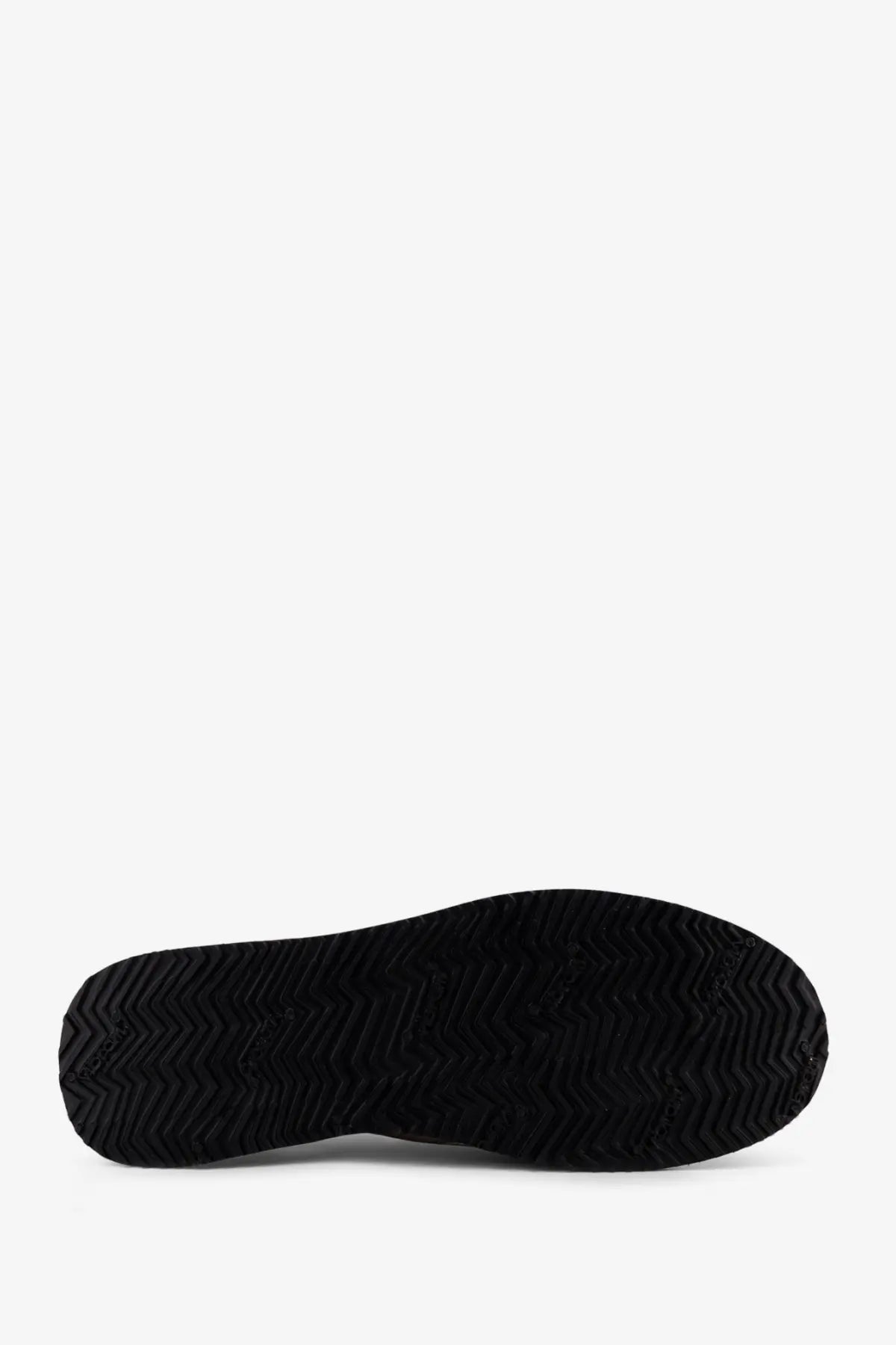 Black rubber sole with zigzag tread pattern on reference men’s the shamal beige suede sneakers back side