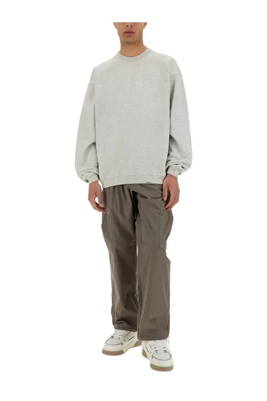 Light gray oversized crewneck sweatshirt with relaxed fit and ribbed cuffs from Represent men’s collection