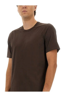Rick Owens men’s level shirt brown sleek dark brown short-sleeved t-shirt with minimalist design and subtle seam detailing