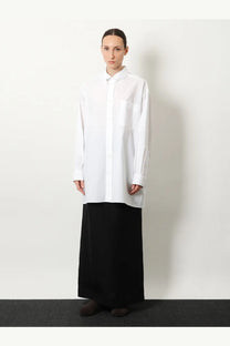 The row women’s victoria cotton shirt white is a white oversized button-up shirt with a minimalist design