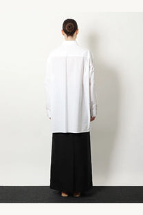 The row women’s victoria white cotton shirt features a clean minimalist design in an oversized button-up style