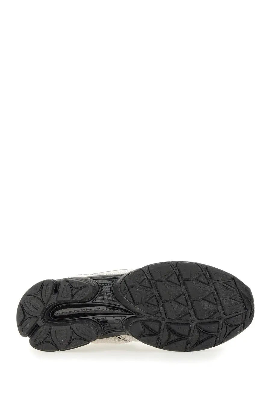Black rubber sole with geometric tread pattern on saucony men’s progrid triumph sneaker white