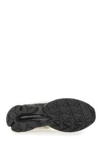 Black rubber sole with geometric tread pattern on saucony men’s progrid triumph sneaker white