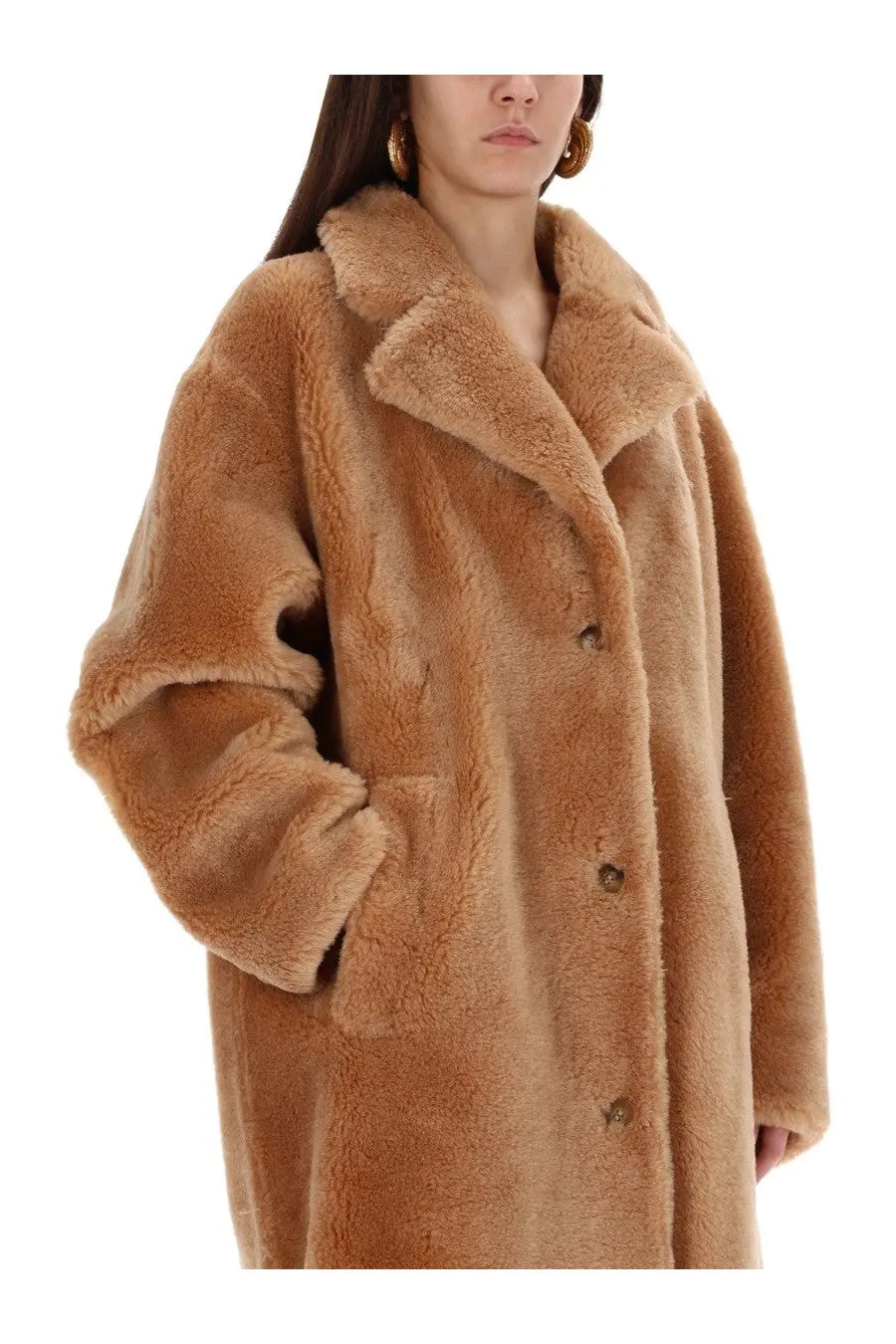 Stand Studio women’s coat Gabriella beige is a cozy camel-colored faux fur coat with plush texture and matching buttons