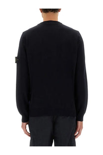 Stone island men’s black knit sweater with ribbed crew neck cuffs and logo patch on left sleeve in lightweight wool