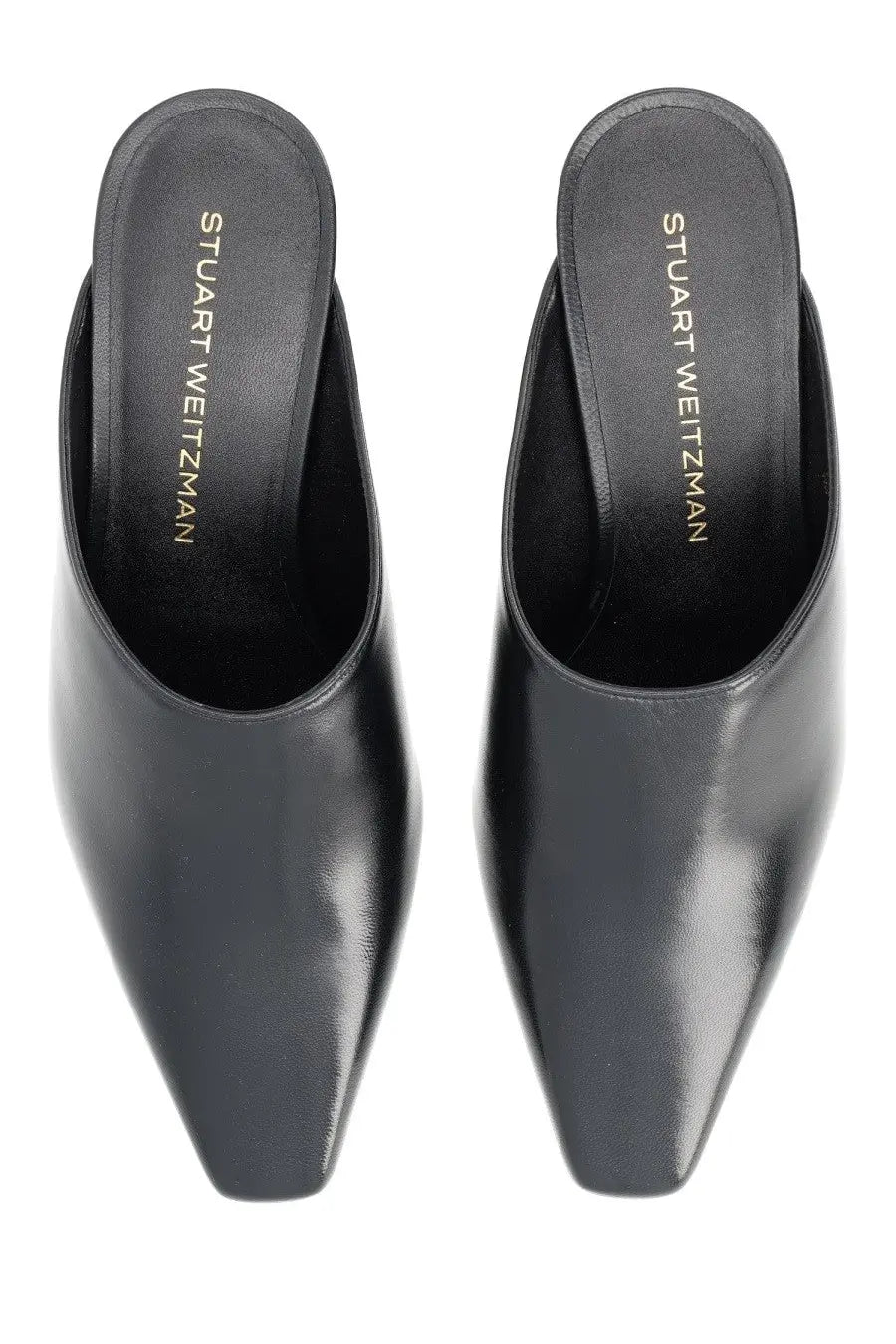Stuart Weitzman women’s black patent leather mule Stassi con tacco with a sleek pointed toe and low heel