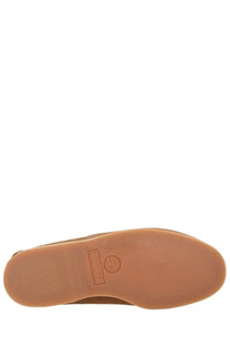 Tan rubber sole with subtle embossed logo and brand name on timberland men’s moccasin classic boat brown