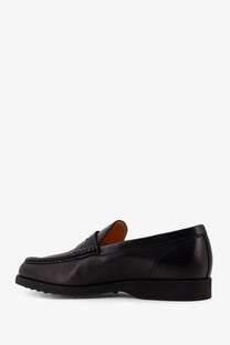 Tod’s men’s leather loafers in black feature a polished finish with contrasting tan leather lining