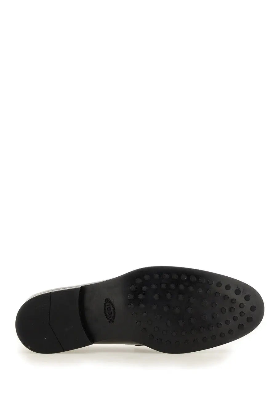 Black rubber sole with circular perforations and tods logo embossed near the heel of tods men’s mocassino in pelle black