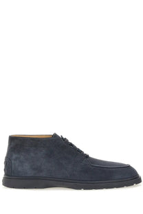 Tod’s men’s navy blue suede chukka boot with black laces and rubber sole ideal for casual wear