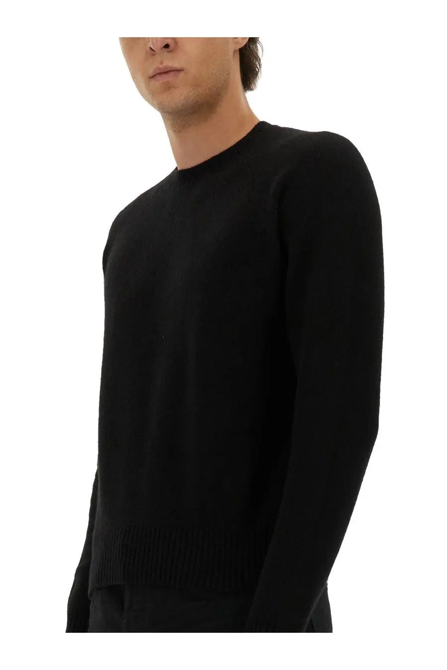 Tom Ford men’s cashmere crewneck sweater in black with ribbed hem and cuffs for a stylish and cozy look