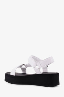 Tory burch women’s mellow leather wedge sandals in white leather with black sole and adjustable straps