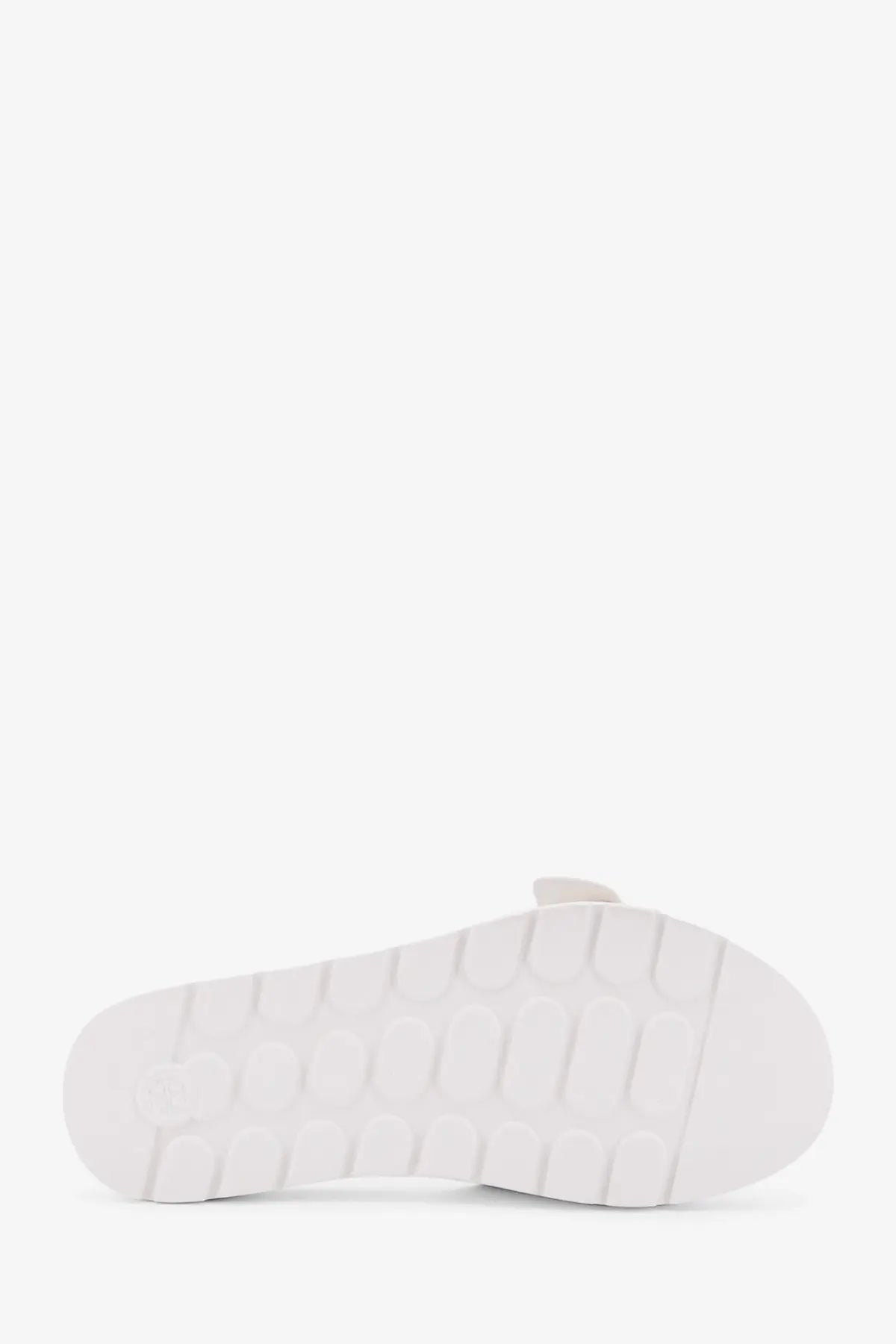 White rubber sole with textured grid pattern on tory burch women’s patent synthetic leather buckle slide white