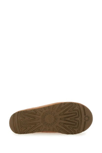 Brown rubber sole with geometric tread pattern and ugg logo embossed near the heel on ugg men’s slipper tasman brown