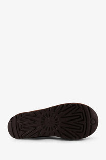 Dark brown rubber sole with starburst tread and embossed ugg logo on ugg men’s tasman ii nubuck sandals brown