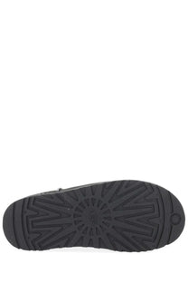 Black rubber sole with distinctive ugg logo tread pattern on ugg women’s sabot otzo black shoe