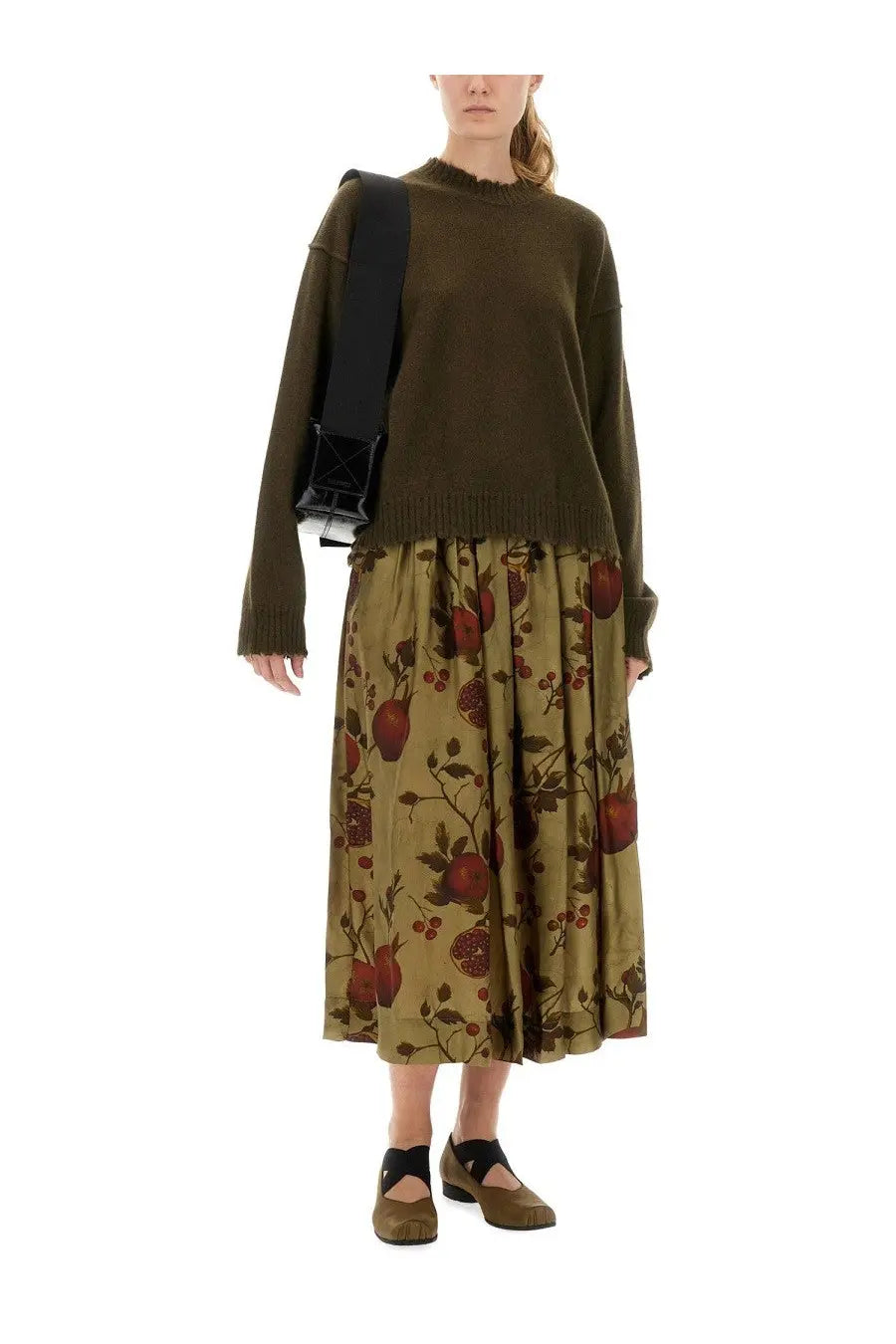 Olive green uma wang women’s cashmere sweater with ribbed hem and slightly loose fit in knitted fabric