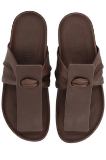 Uma Wang women’s brown leather flip-flops with rectangular strap featuring a knotted detail in pelle brown