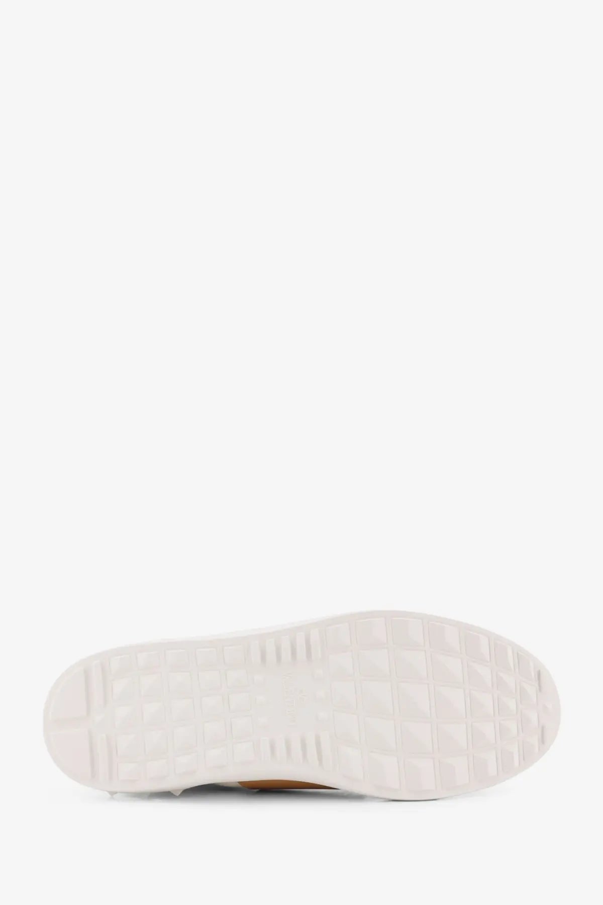White rubber sole with grid-like tread on valentino men’s open leather sneakers white