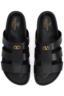 Valentino men’s sandals black leather slide with gold-tone v-logo hardware Valentino sandalo slide studshield black