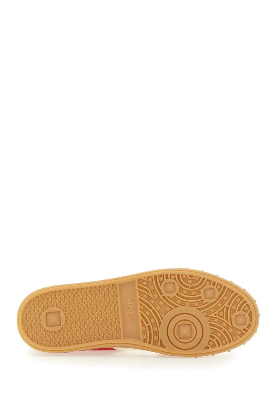 Tan rubber sole with geometric tread pattern and embossed valentino logo on men’s upvillage sneaker red
