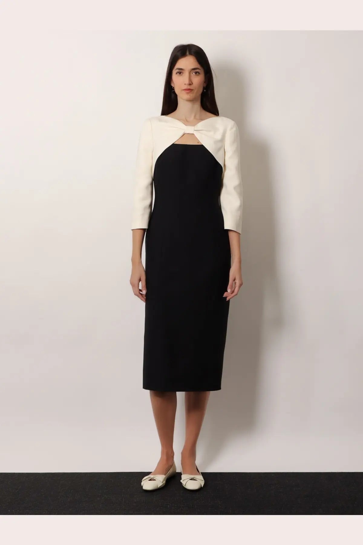 Valentino women’s black and cream colorblock crêpe midi dress with three-quarter sleeves for elegant wear