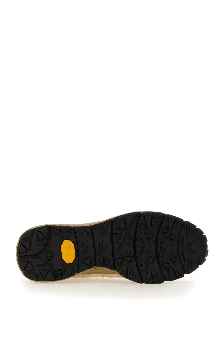 Black rubber sole of veja men’s sneaker dekkan beige with yellow hexagonal logo and textured triangular tread pattern